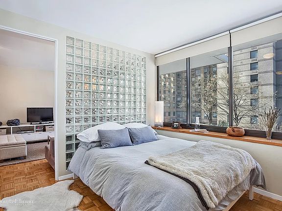 4th image of 161 W 61st St APT 3B