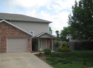 892 W Peachtree Dr, Fayetteville, AR 72703