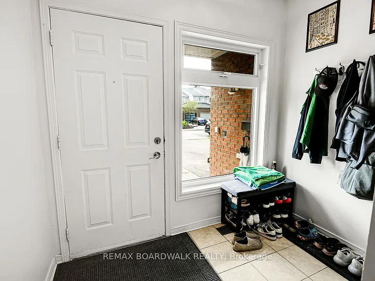 79 Hunters Glen Cres — Photo 3