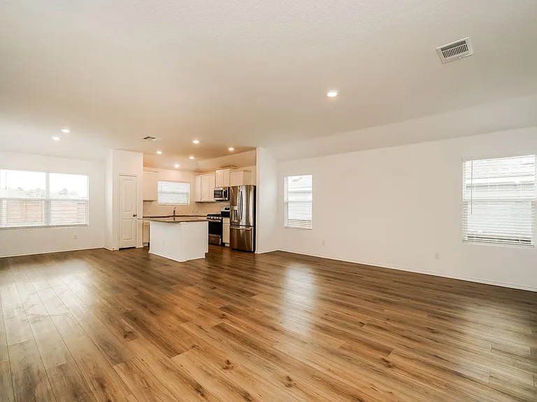341 Madrid St — Photo 7