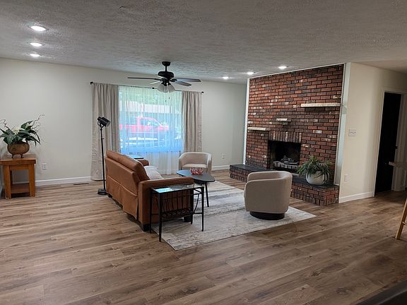 3rd image of 1612 Shomaker Dr