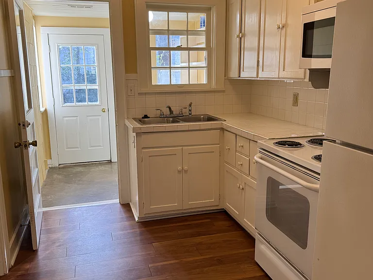 427 E Johnson St — Photo 11