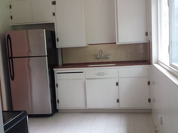 5th image of 357 Hawthorne Ave APT B