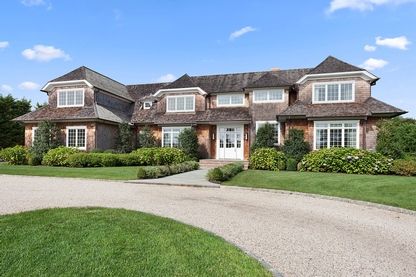  Stunning Hamptons Home 