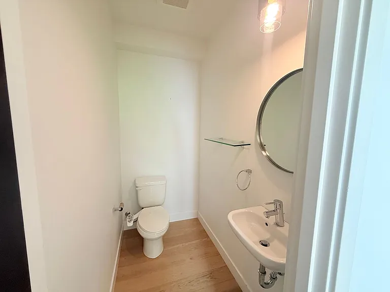 722 Summit Ave E — Photo 9