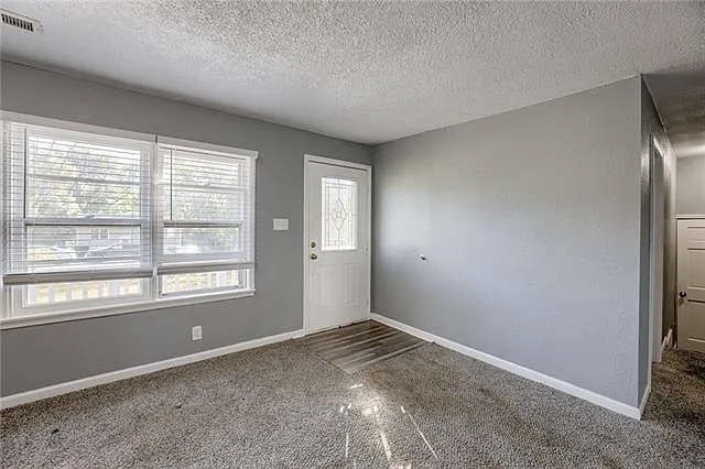 11000 N Kenwood Ave — Photo 5