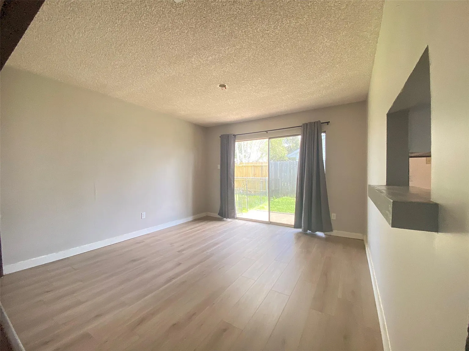 3 bed, 2.0 bath, 1640 sqft, $1,990 — Photo 4