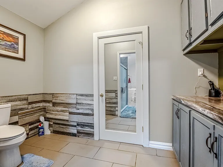 301 N Thomson Ave — Photo 15