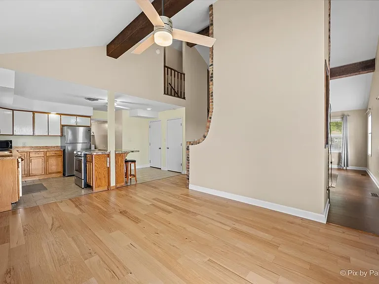 702 N View St — Photo 6