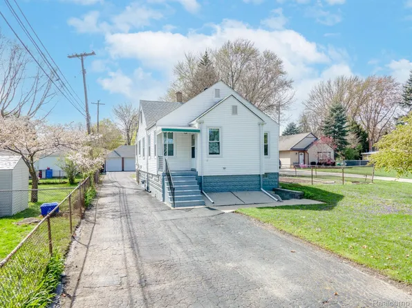 30017 6th St, Saint Clair Shores, MI 48082