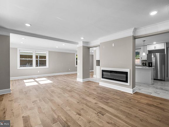 5th image of 3509 Lawrence Ave