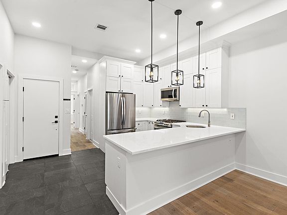 2nd image of 612 Washington St APT 2