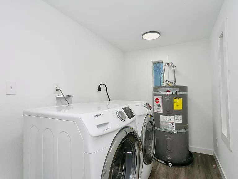 4919 Waller Rd E — Photo 34