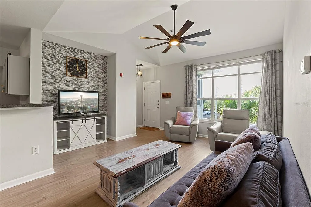 2 bed, 2.0 bath, 1048 sqft, $1,700 — Photo 3