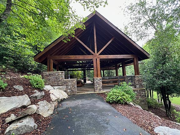 4th image of 208 N Harris Creek Dr