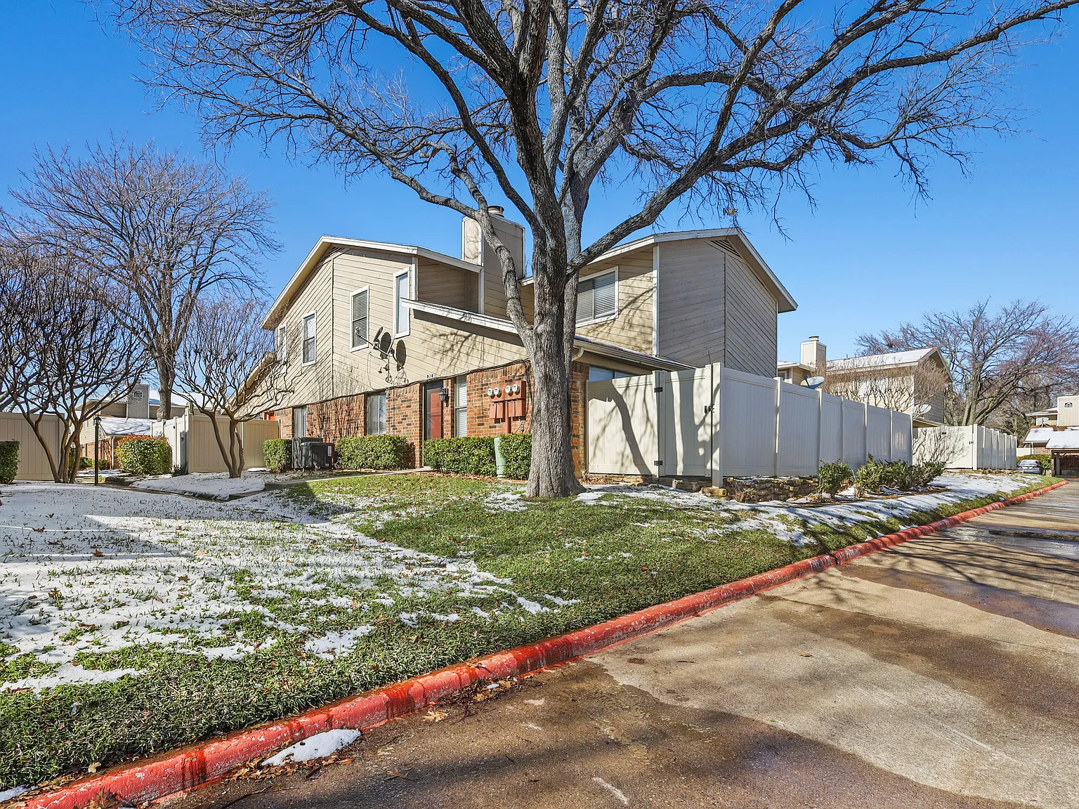 3 bed, 1083 sqft, $1,900 — Photo 2