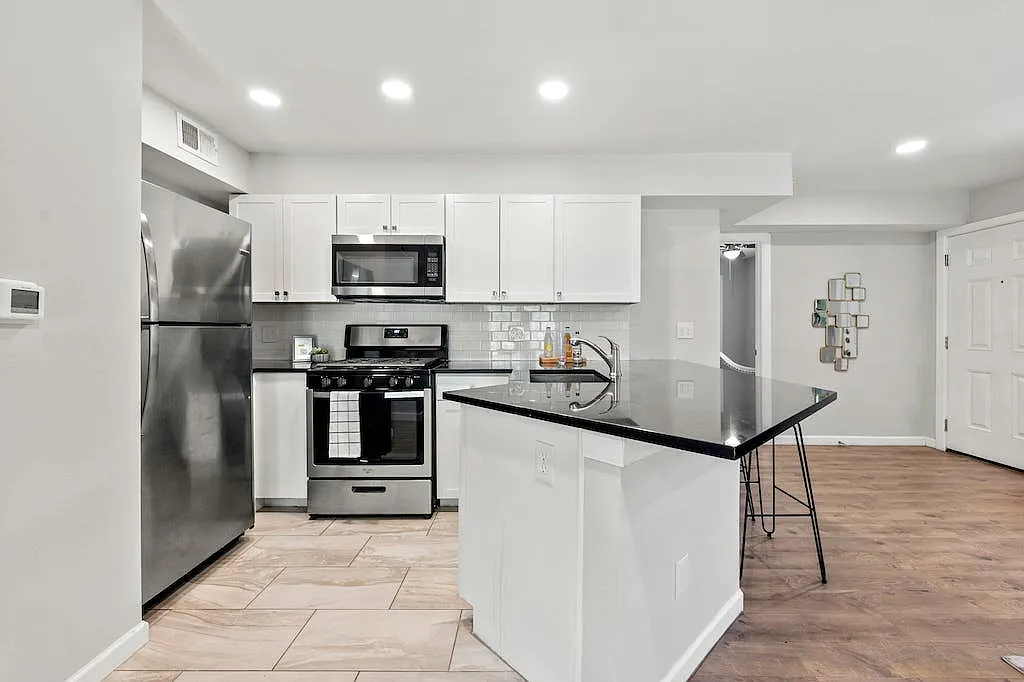 3 bed, 1100 sqft, $2,150 — Photo 1