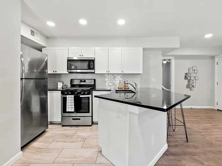 1312 E 52nd St #B — Photo 1