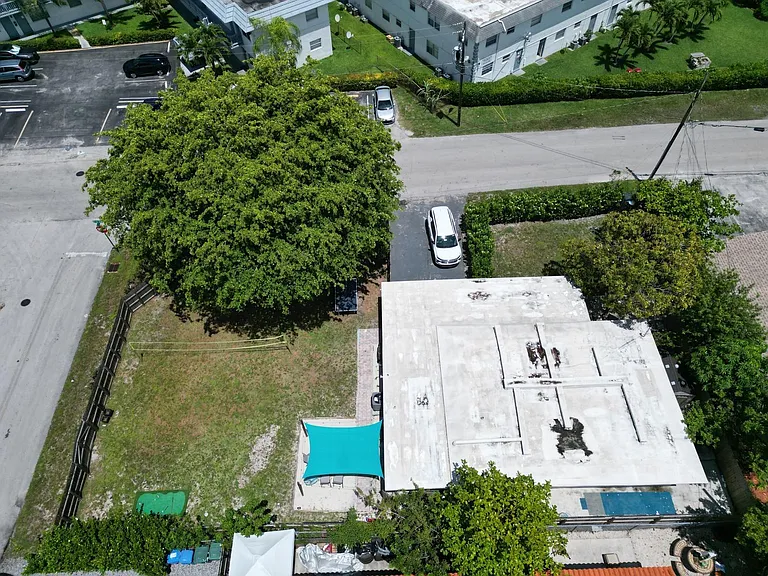 3961 NE 10th Ave — Photo 47