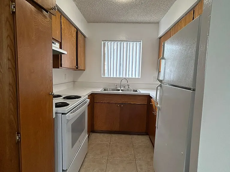 4945 Narragansett Ave — Photo 10