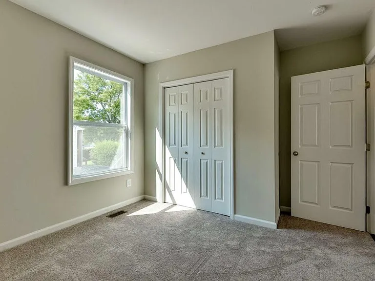 518 E Trinity Ln — Photo 9