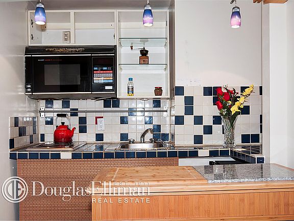 4th image of 312 E 42nd St #2106