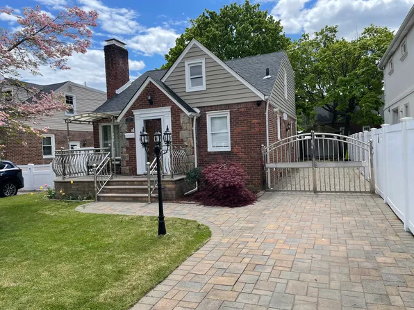 302 Oakford St, West Hempstead, NY 11552