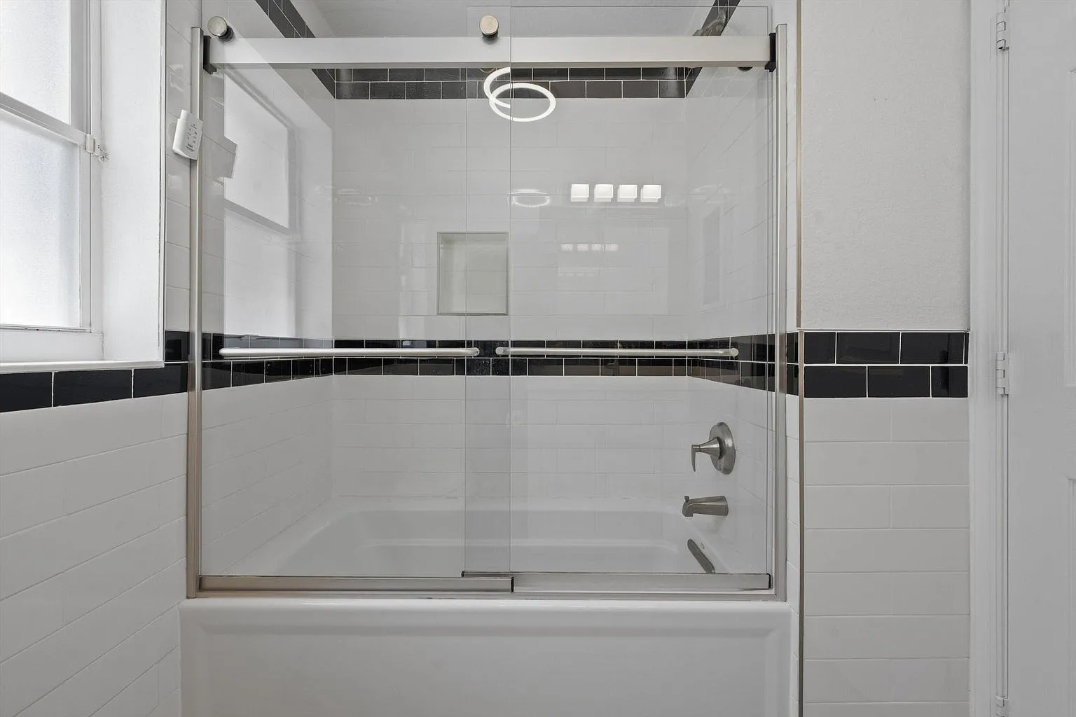 3 bed, 1295 sqft, $3,400 — Photo 1
