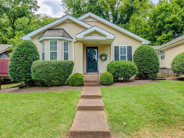 1001 Clifton Ln — Photo 2