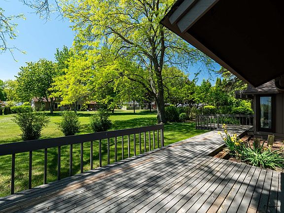 5th image of 8 Pinewood COURT