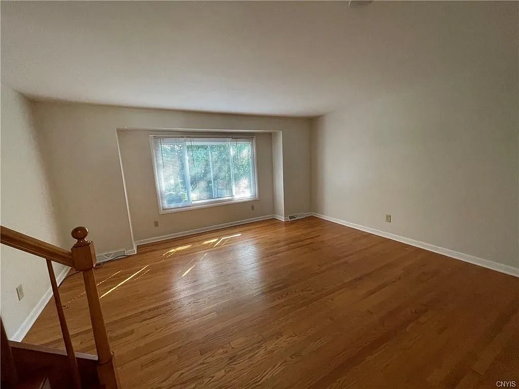 3 bed, 1.0 bath, 1137 sqft, $2,200 — Photo 4