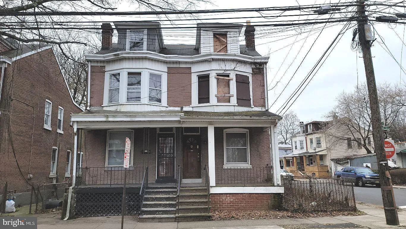 699 Southard St photo 1