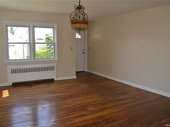 4th image of 22 Rossiter Ave Unit 1