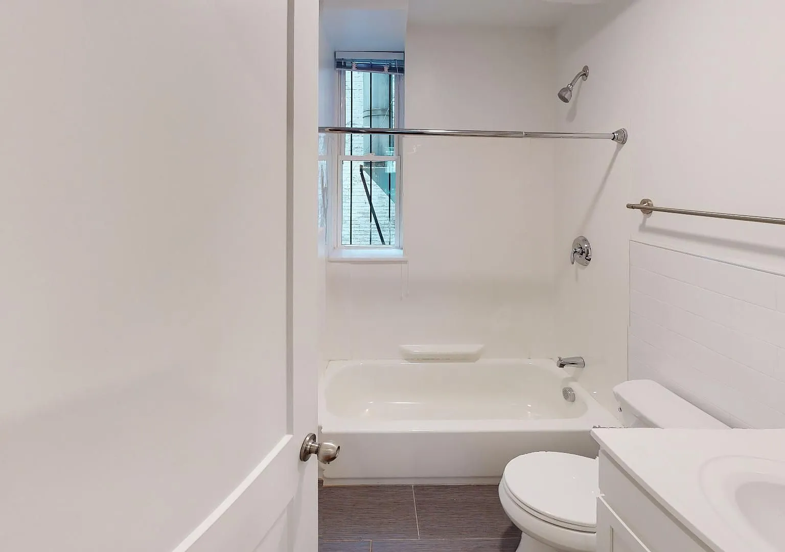 No Fee! Renovated 2BR w/balcony, heat inc near B/C/D trains. — Photo 3