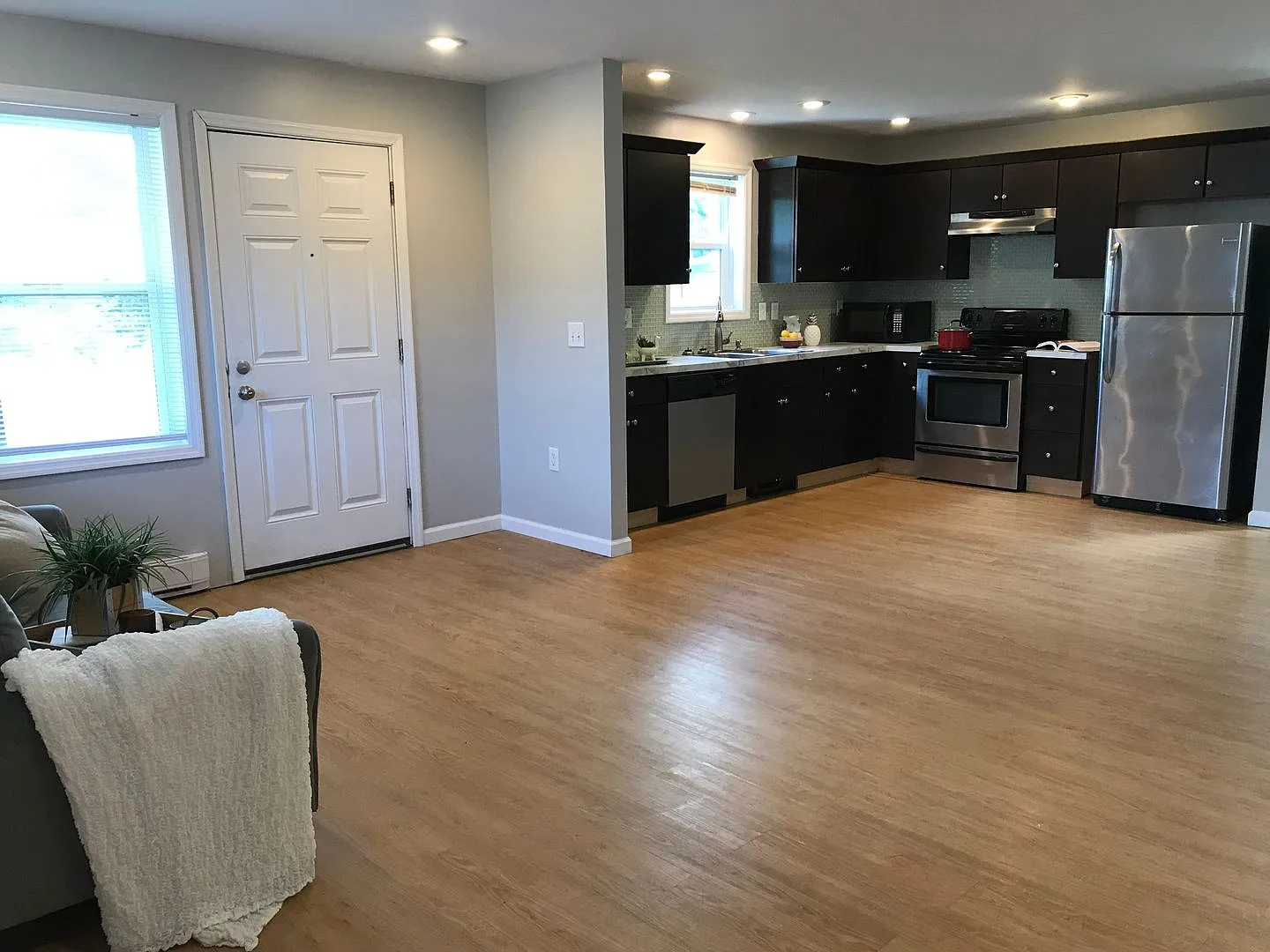 Cozy 3-Bedroom Apartments — Photo 3