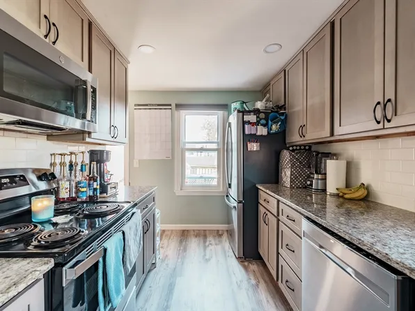 79 Riverside Dr, Westfield, MA 01085