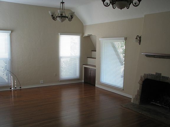 3rd image of 1015 N Poplar Ave