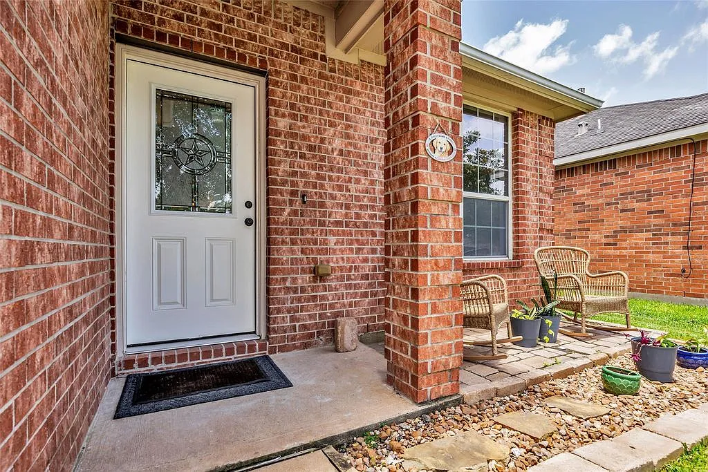 3 bed, 1801 sqft, $2,300 — Photo 3