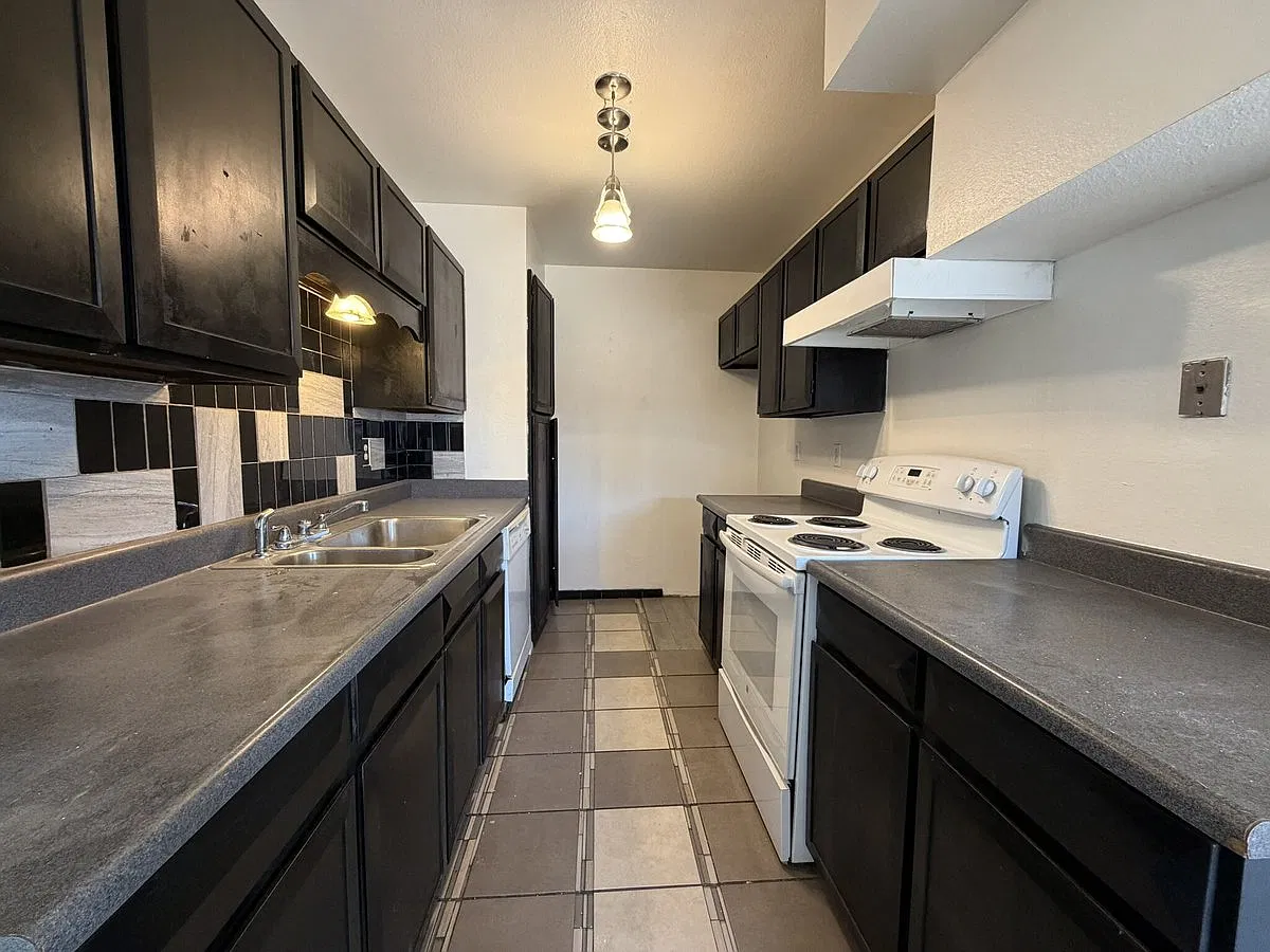 5910 W. Golden Ln. — Photo 3