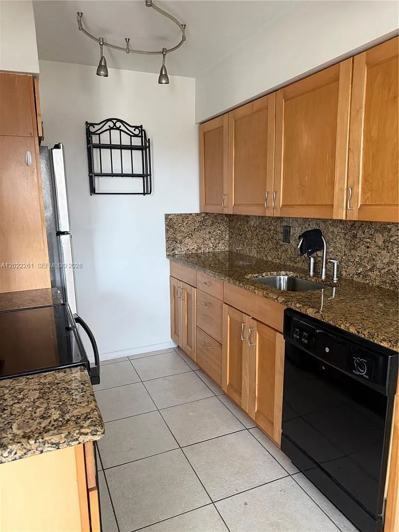 2 bed, 1.5 bath, 861 sqft, $2,450 — Photo 2
