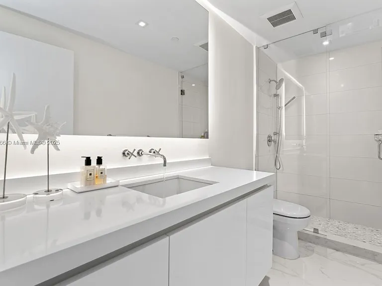 19143 Fisher Island Dr #19143 — Photo 41