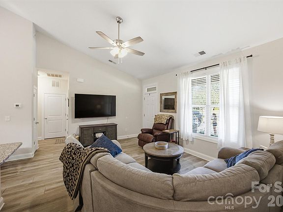 5th image of 3177 Yosemite Dr