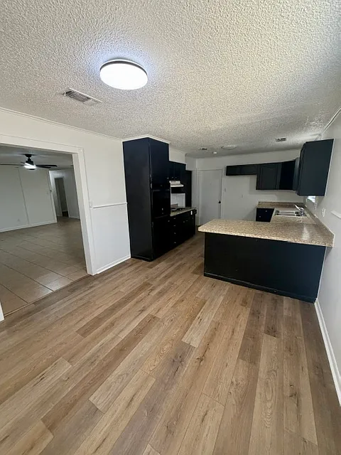 3 bed, 2176 sqft, $2,000 — Photo 3