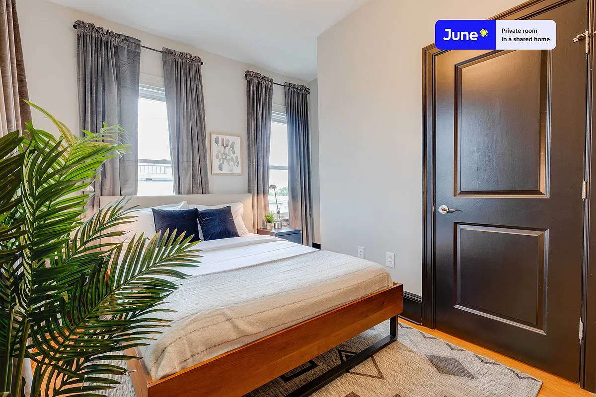 Queen bedroom in 4 bed/1.5 bath home in South Boston #194 3A — Photo 3