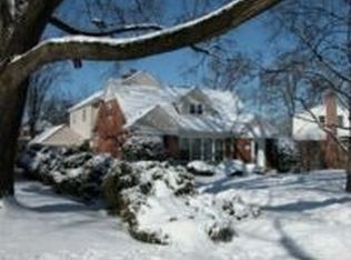 104 Mohawk Dr, Clarendon Hills, IL 60514