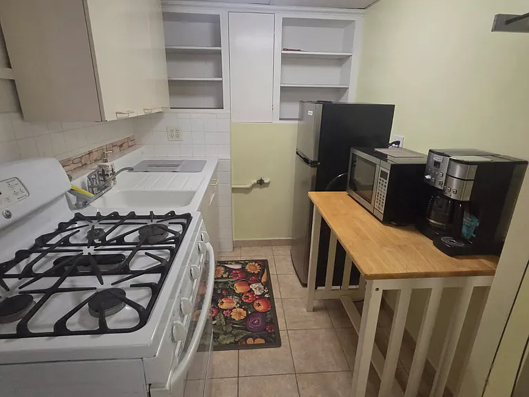 477 Berriman St — Photo 3