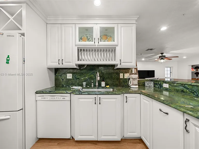 2551 Lakeview Dr — Photo 15