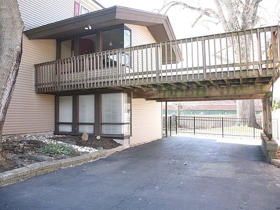 3rd image of 550 W Lawrence St