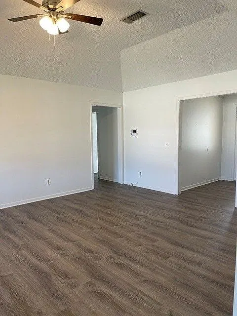 3 bed, 2.0 bath, 1610 sqft, $1,800 — Photo 3