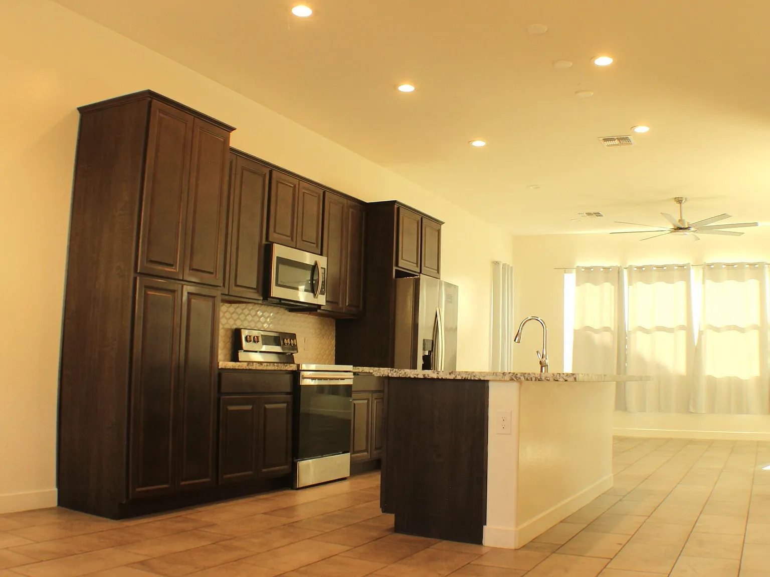 3 bed, 2.5 bath, 1789 sqft, $2,000 — Photo 2
